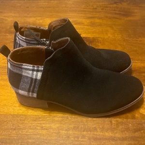 Toms women Reese booties. Plaid black and white. Size 9.5. Minima wear.